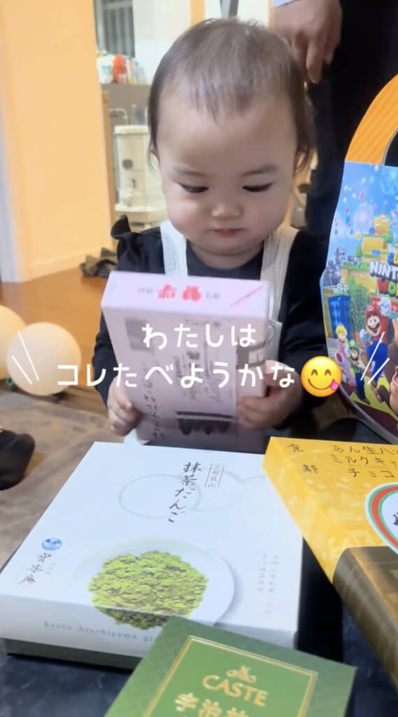 五女ちゃんは赤福のパッケージが気に入ったもよう