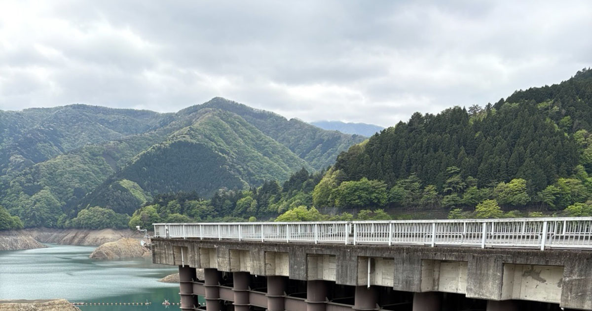 ダムの水位低下に仰天→思わずカメラで撮ったら……　目がバグる1枚に「脳が混乱します！」「ドキドキする」（1/3） | ライフスタイル ねとらぼ