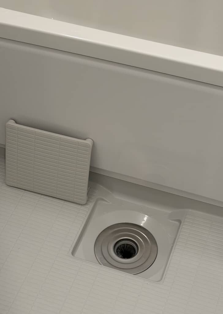 排水口のフタを外し、壁に立てかけてくれた夫