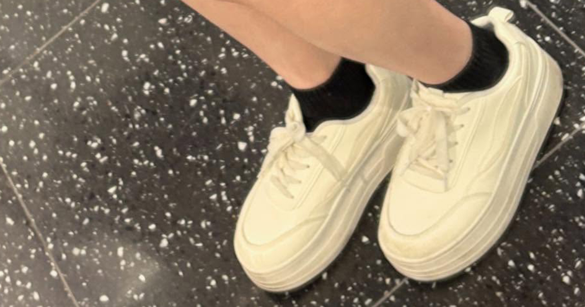 セリアの赤い毛糸8玉→かぎ針で編んだら…… 遊び心たっぷりな“おしゃれアイテム”に「えぇえ可愛い」「めっちゃ好き」(1/2) | 編み物 ねとらぼ