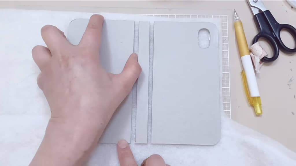 3つのパーツをシートわたに接着