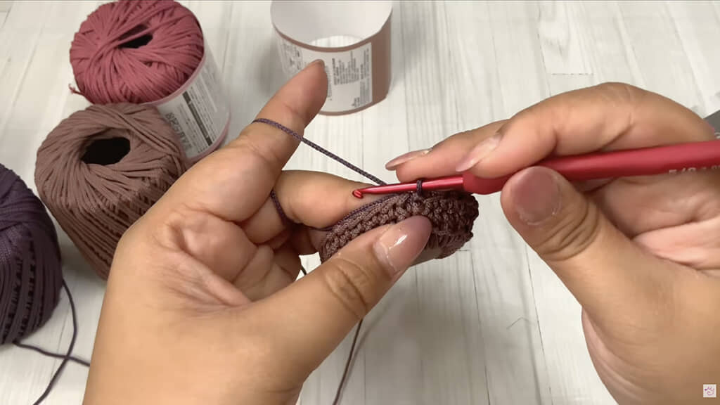 パープルの糸に替えます