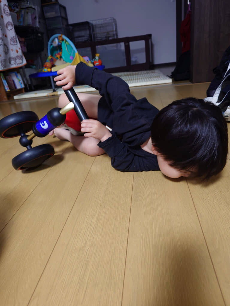 
顔を床にこするような寝相の意味は……？