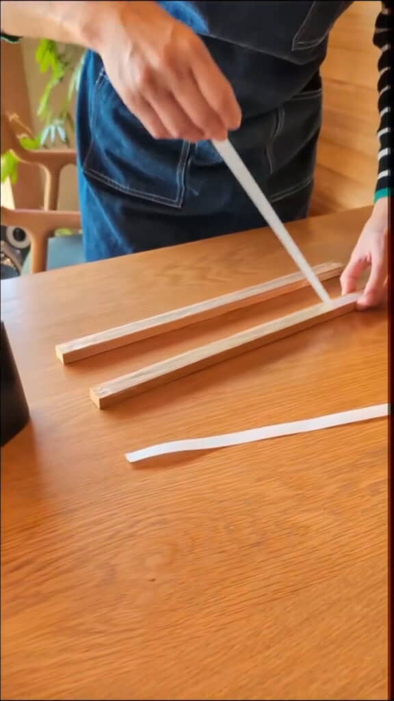 木材に両面テープを貼る