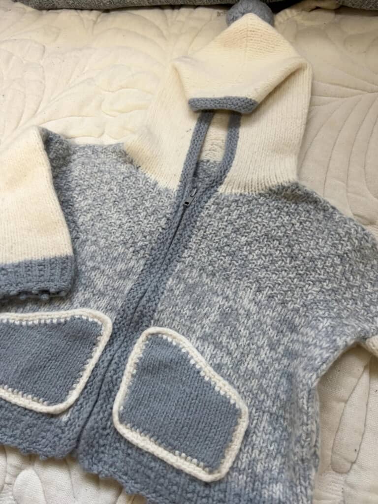 グレー×アイボリーのフーディー