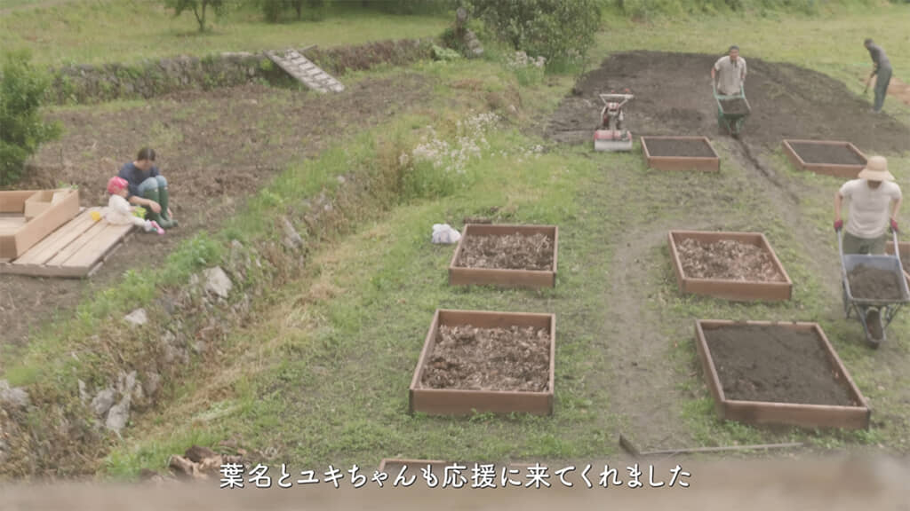 みんなで土を入れて