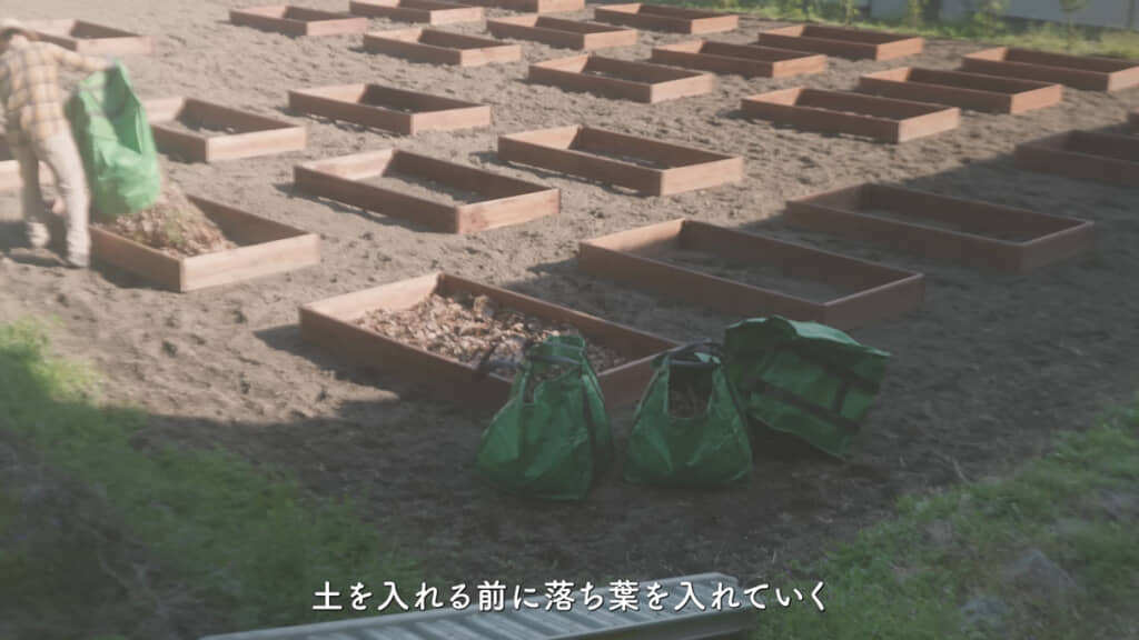 土入れの前に集めた落ち葉を入れて