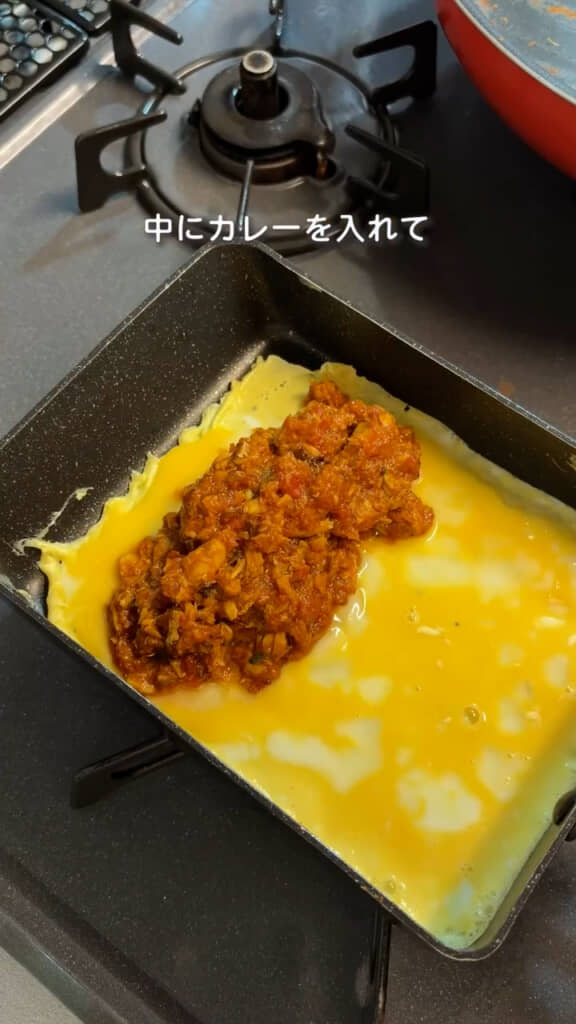 無水スパイスカレーを卵で包む