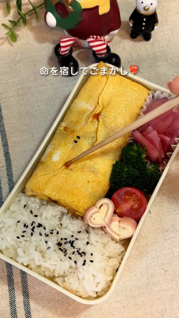 ゴマとケチャップで“にっこり顔”