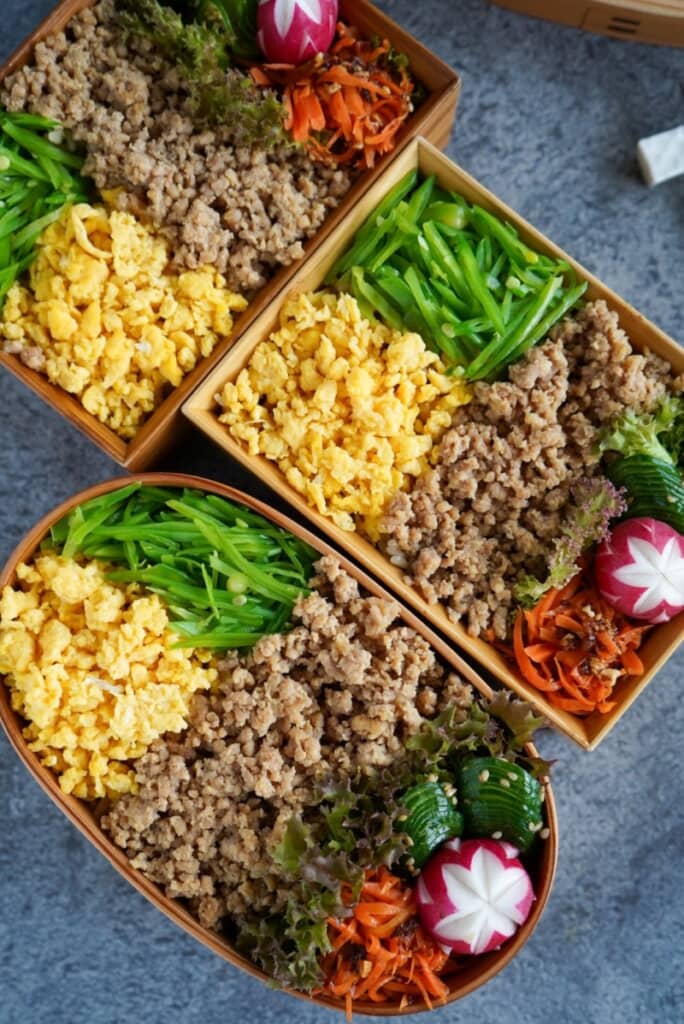 鶏そぼろの三色丼弁当