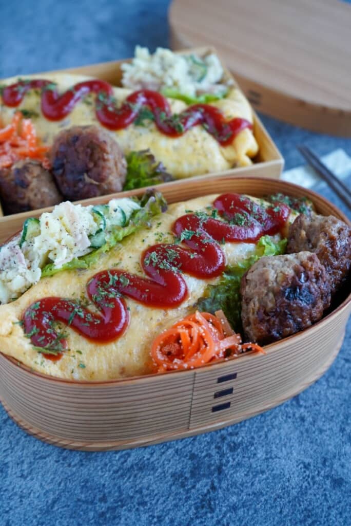 オムライスとハンバーグ、ポテトサラダのお弁当