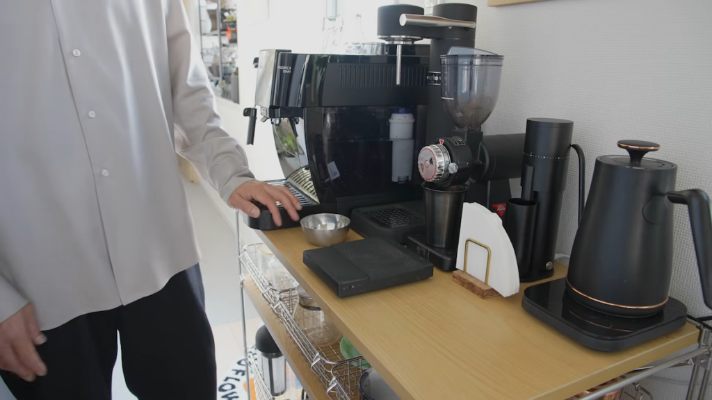 コーヒー器具はブラックで統一