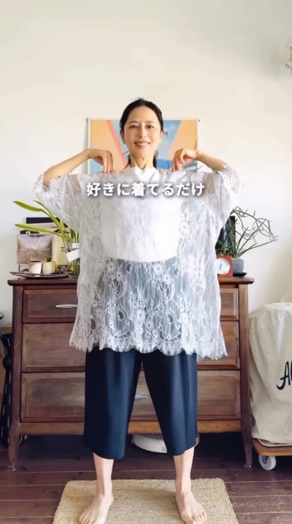 レースのチュニック