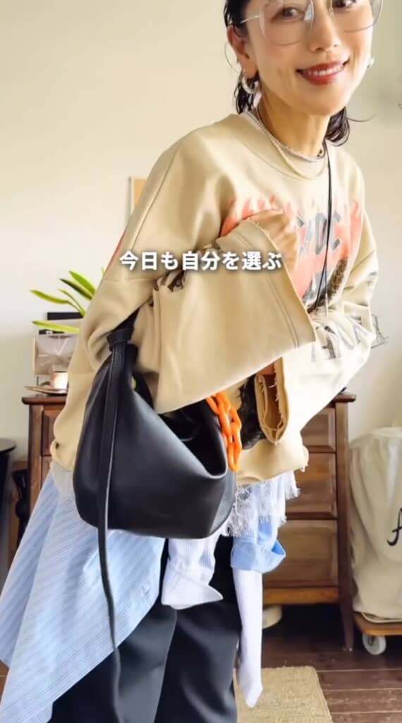 ジャケットを脱ぐとカジュアルに