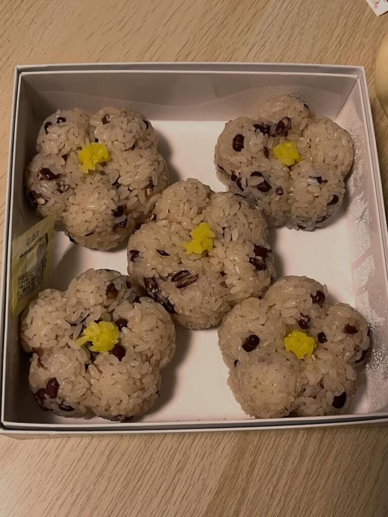 かわいい花の形の赤飯！