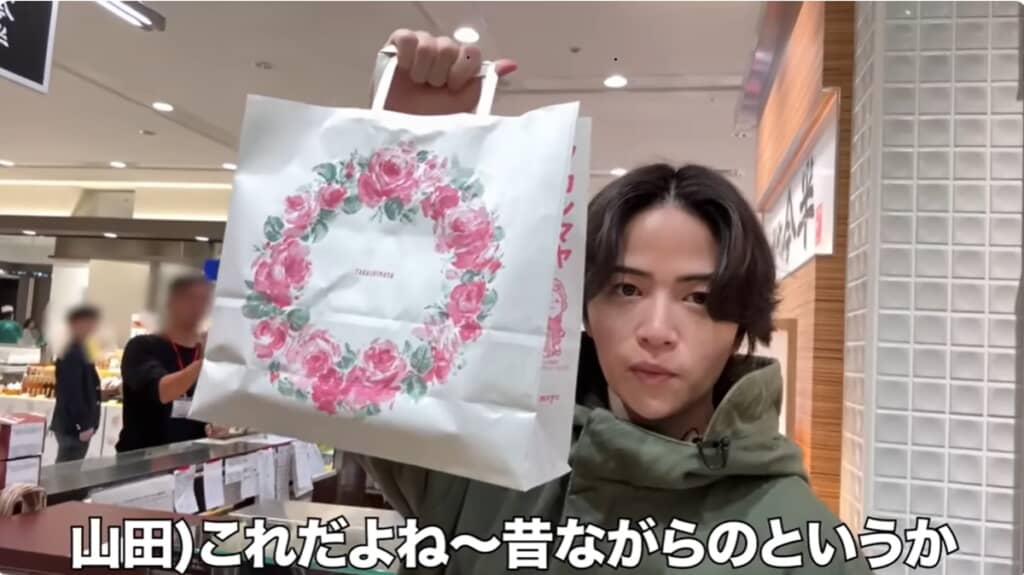 高島屋の袋を持つ菊池さん