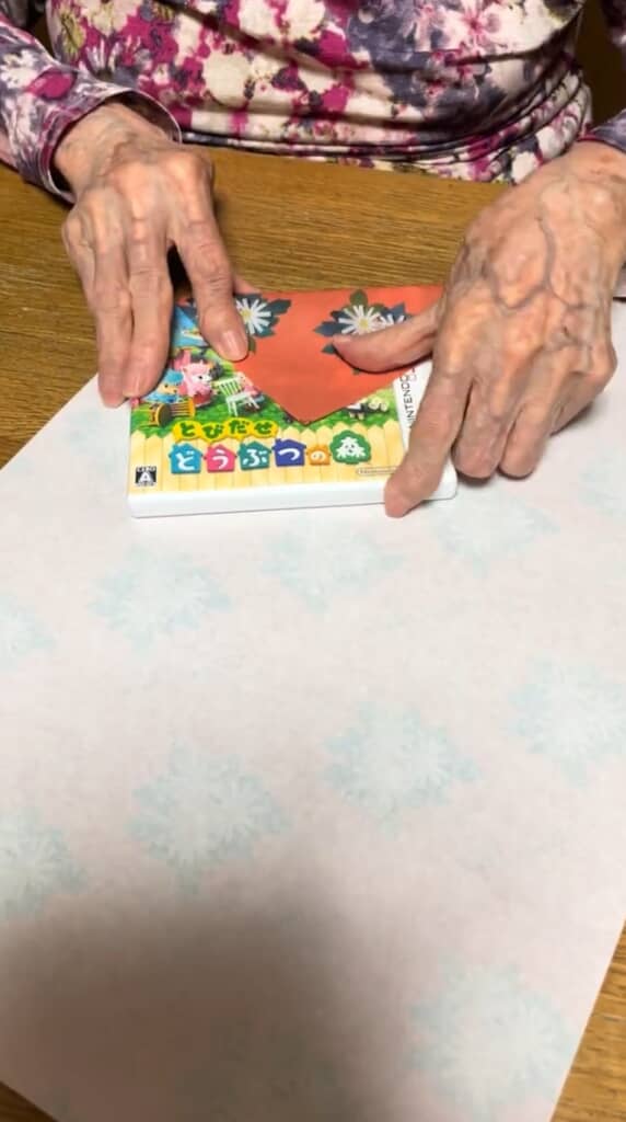 丁寧にラッピングしていく幾子さん