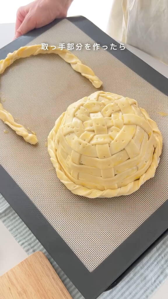 “取っ手”も作ってオーブンへ……