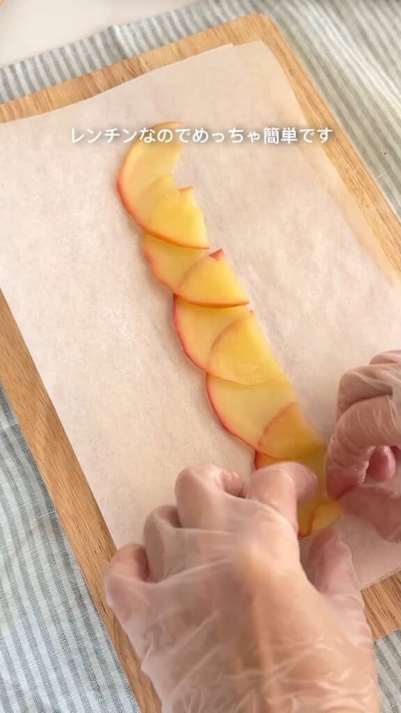 リンゴのコンポートを並べて巻いてバラを作る