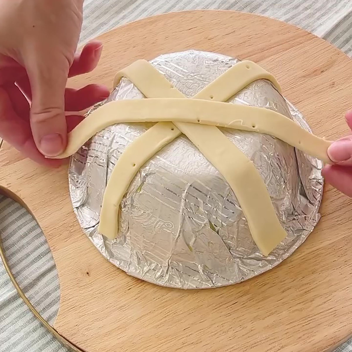 「母の日はこれ作ろう」細長いパイ生地をボウルの上で重ねると…… 華やかな完成品に「いやぁぁぁすごい!」「幸せすぎる」(1/3) | グルメ ねとらぼ