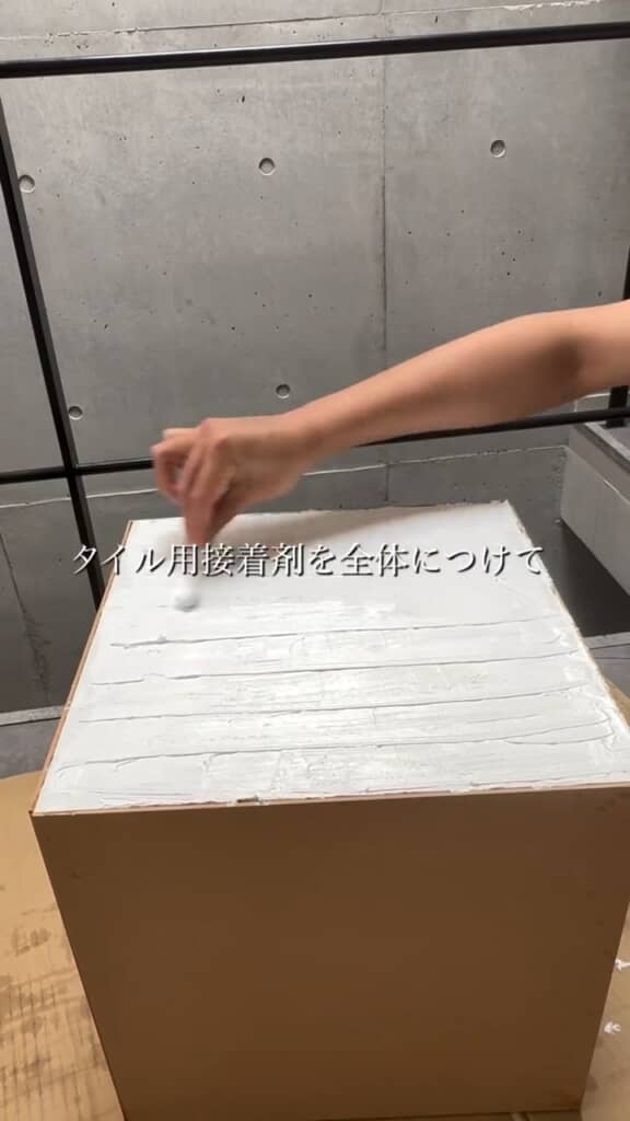 全面にタイル用接着剤を塗布