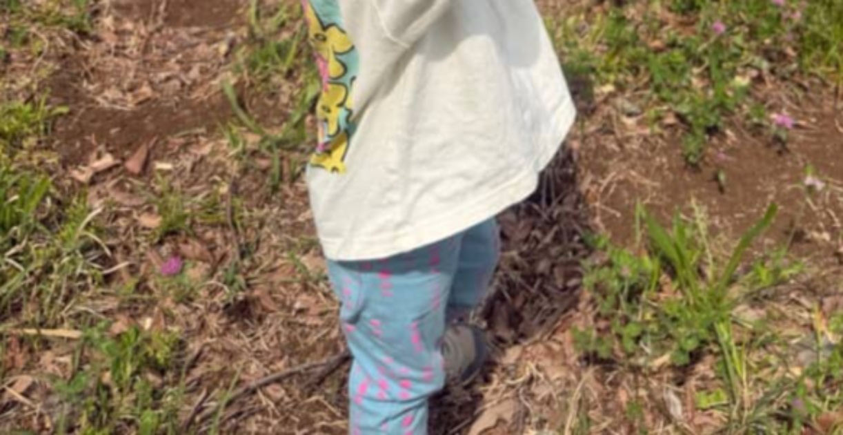 セリアの布をトイレットペーパーの芯に巻いたら……　ママが2歳息子のために作った“まさかのアイテム”に「天才っ！！」「やってみたい」（1/3） | ハンドメイド ねとらぼ