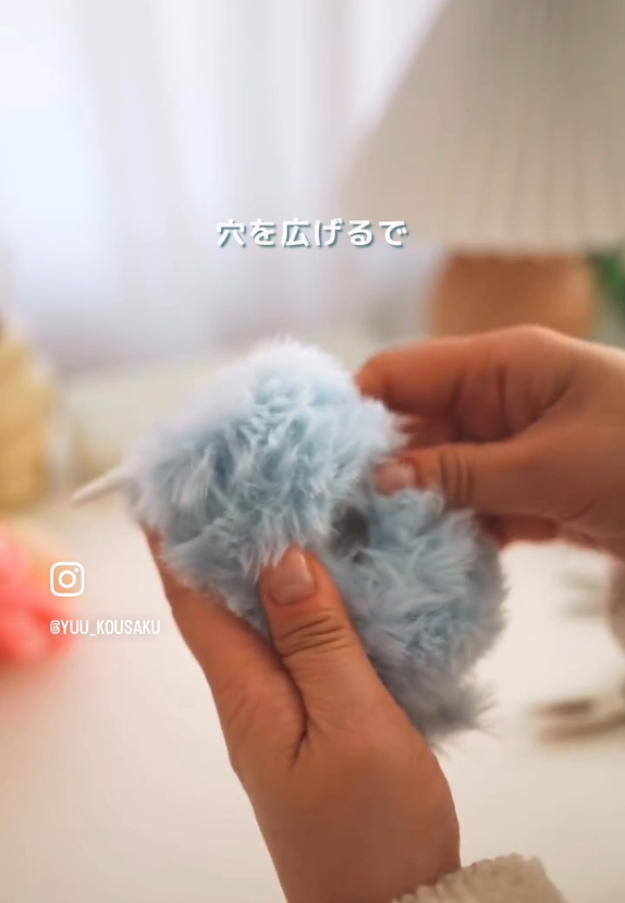 取り出し口部分の穴を広げる