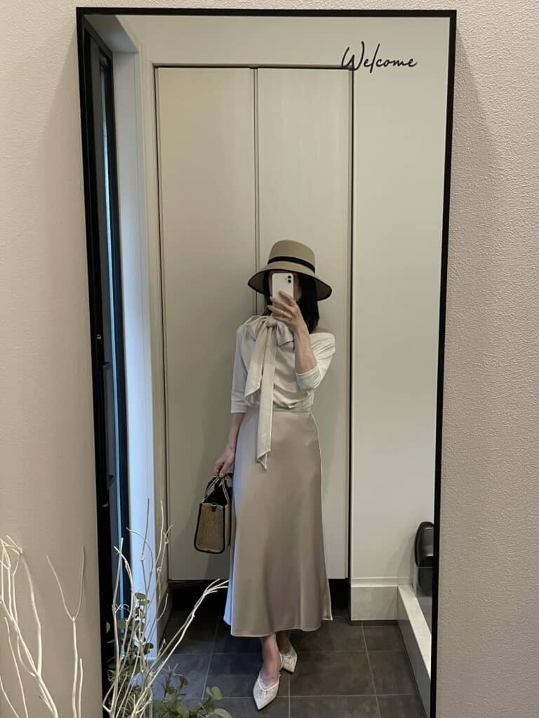 ユニクロのサテンスカート×無印良品の帽子