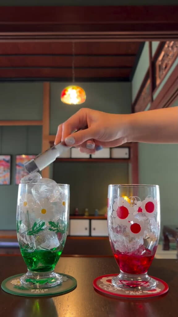 緑の方は氷をコップのふちまで入れる