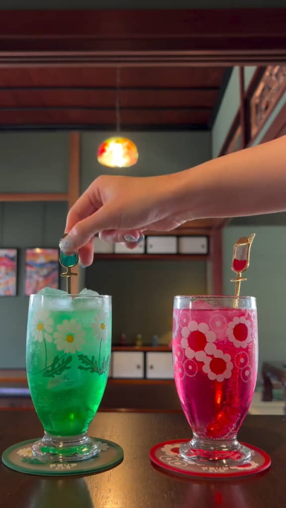 飲料の量で考えると氷が少ない方がお得なようですが……