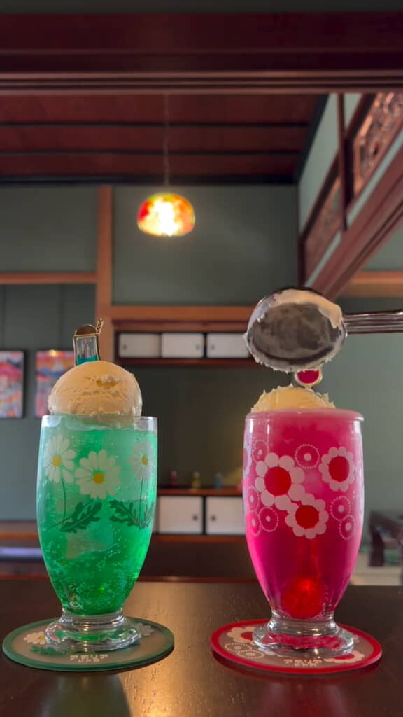 氷が少ない方にのせたアイスが沈んでいく