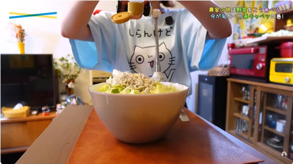 湯切りしたキャベツにその他の材料を加えます