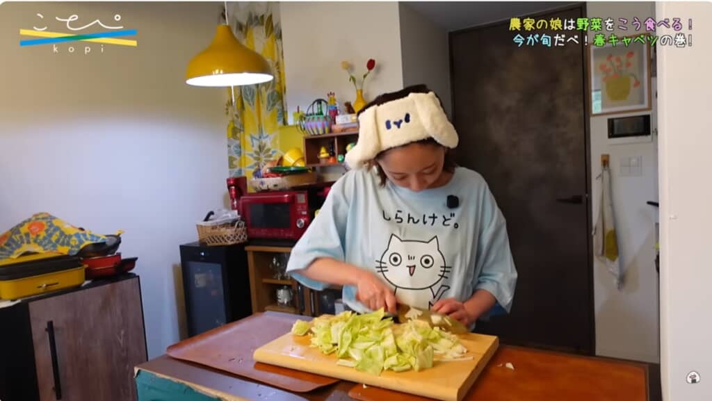葉はざく切りに、芯は食べやすいように千切りにします