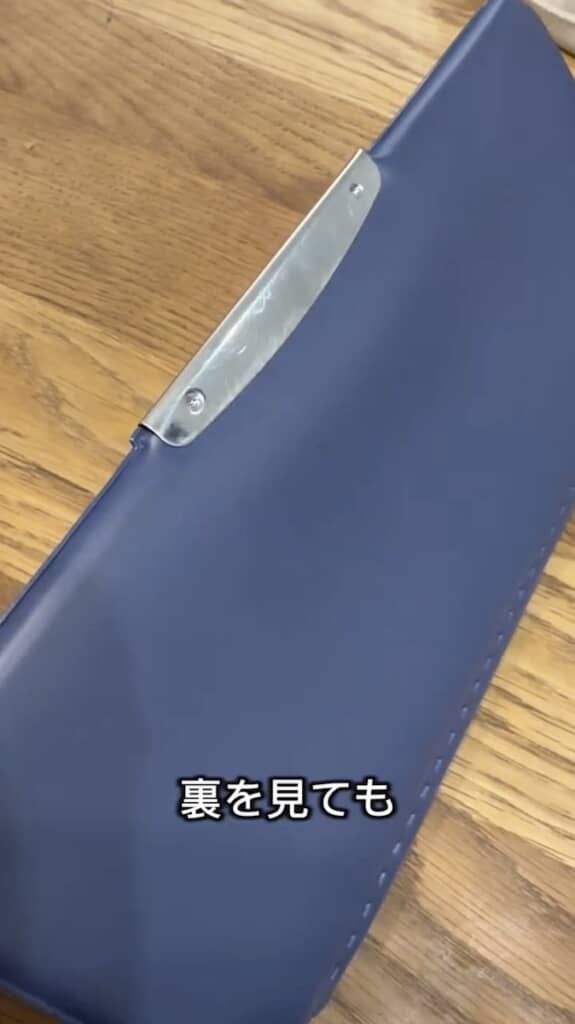裏側にも物を入れるスペースがありますが……