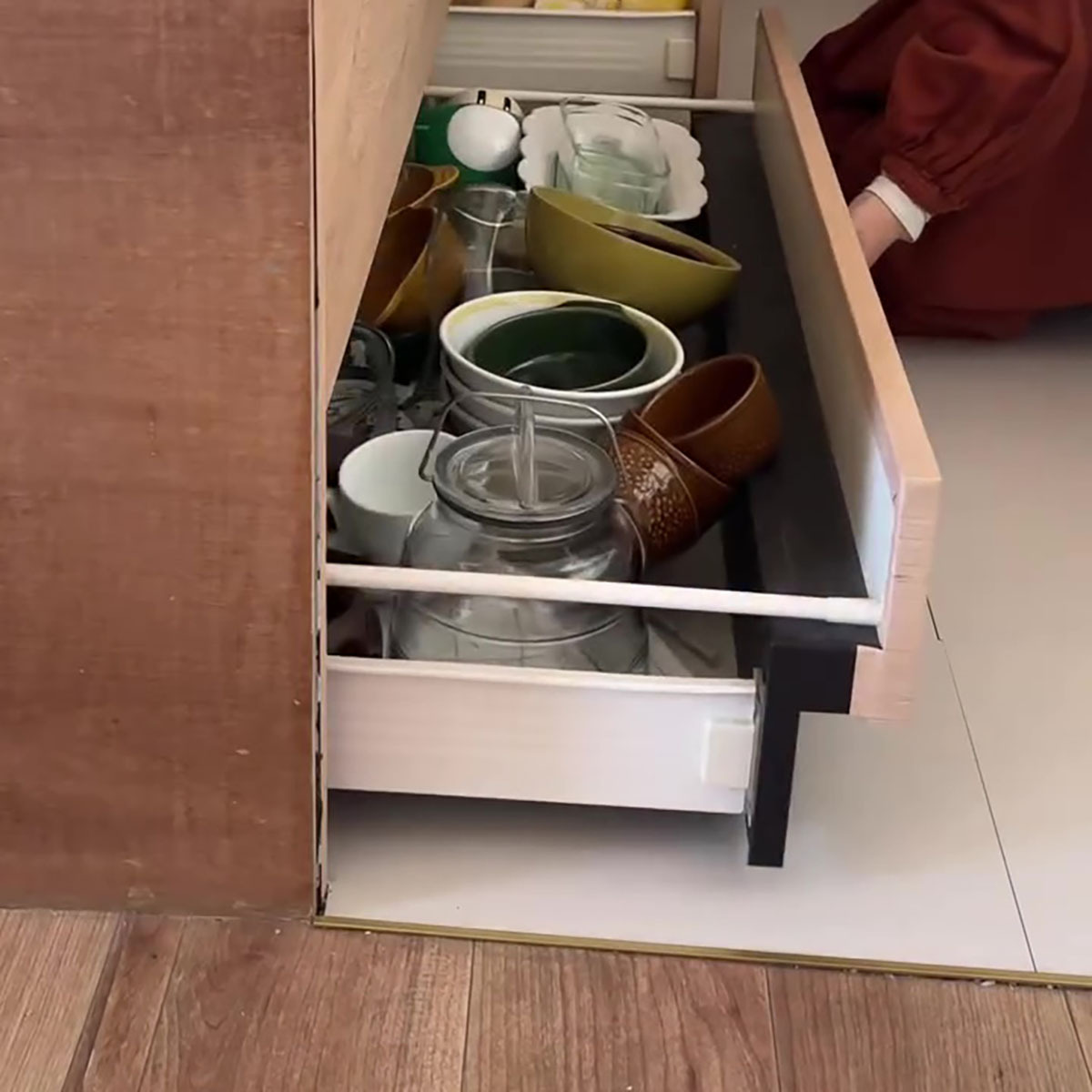 ゴチャついて取りにくい“食器収納”→3児ママがDIYしたら……　目からウロコのアイデアに「すごくオシャレ」「最高だ～！」（1/3） | リフォーム・リノベーション・DIY ねとらぼ