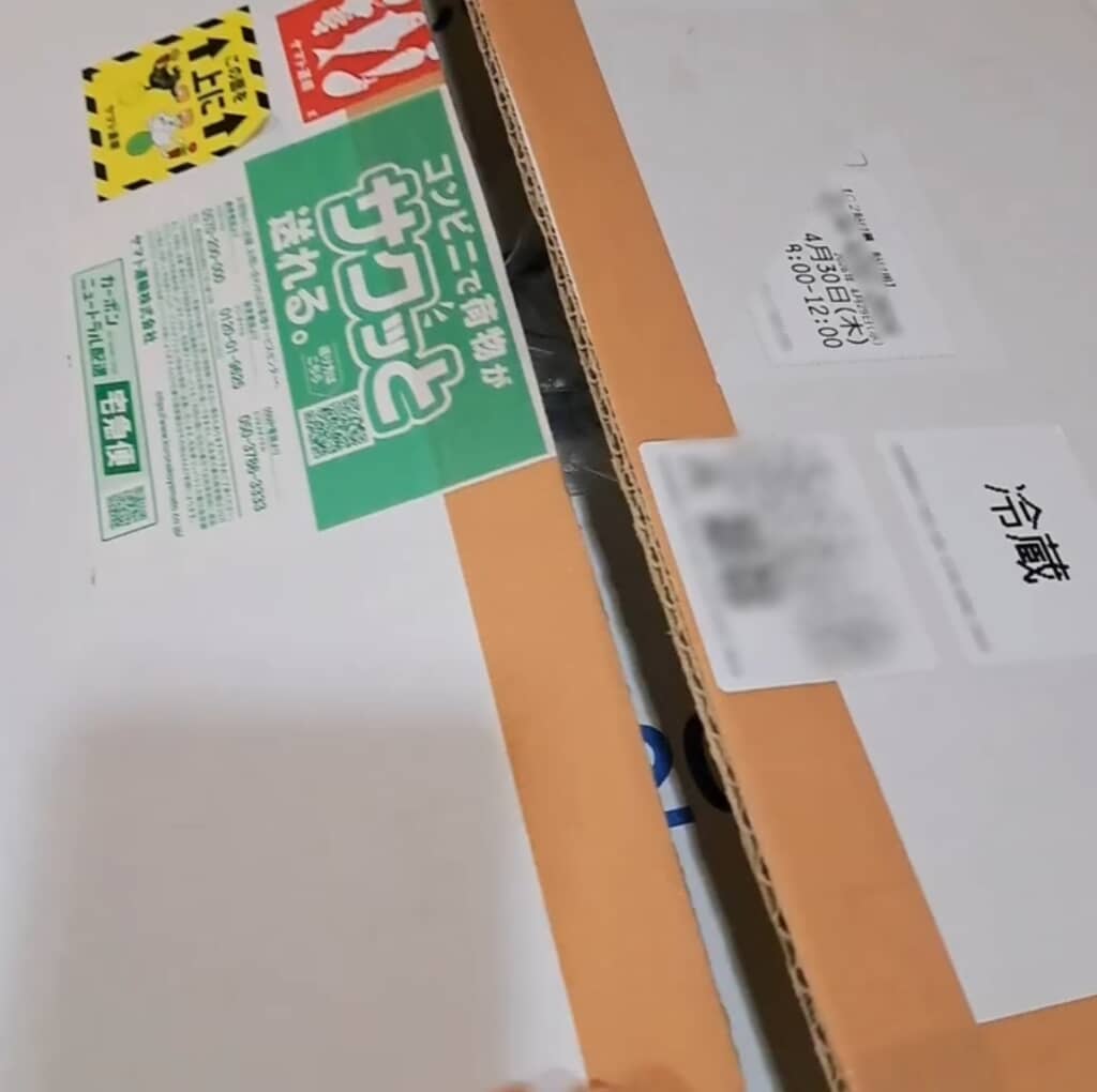 友人から「カニ送った」と届いたダンボール