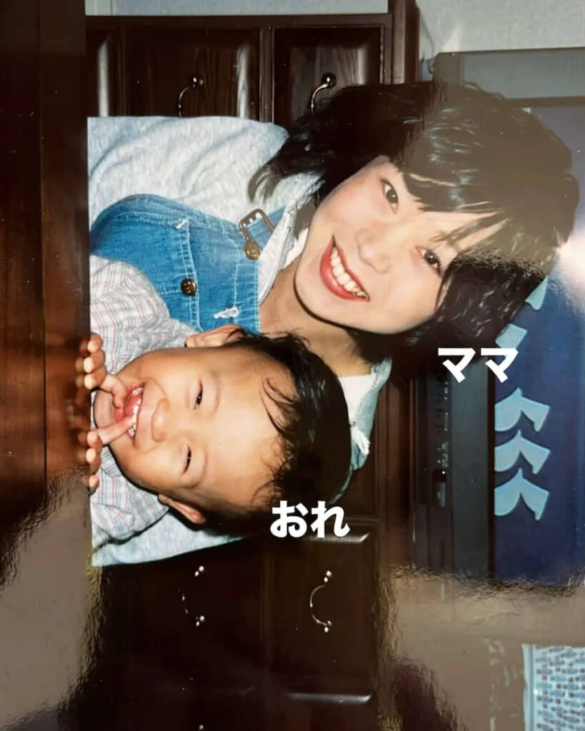 ママと一緒に写真に写る昔のうみさん