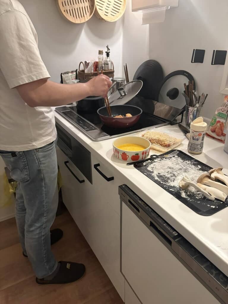 揚げ物をしてくれている夫