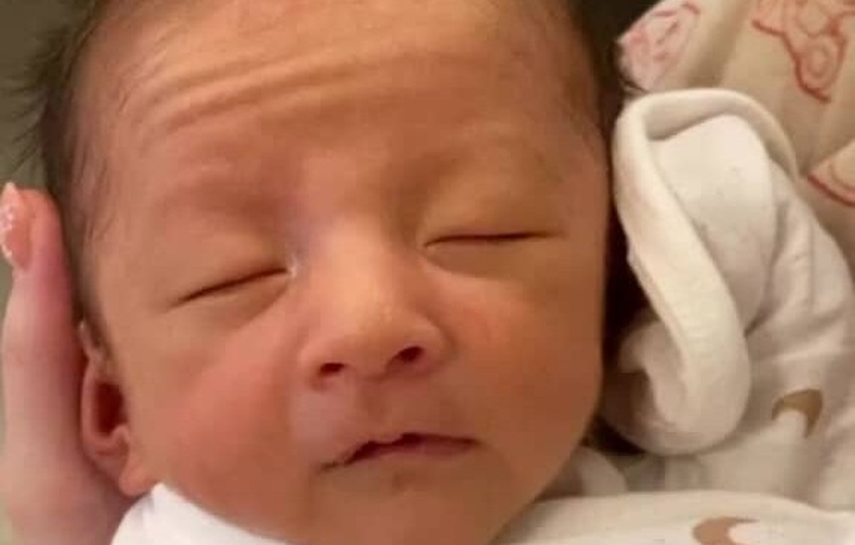 生まれたての赤ちゃん→たった1年後……　信じられない激変姿に「こんなに変わる？」「イケメンすぎ」（1/3） | 教育・子育て ねとらぼ