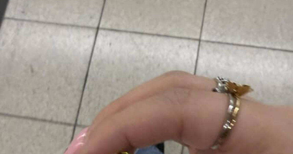 博多駅で「嵐のバッグ持ってるやん!」と声をかけられ…… 渡された“まさかのもの”に「こんな幸せなことがあって良いのか」「嵐ファン最高!」(1/2) | ライフスタイル ねとらぼ