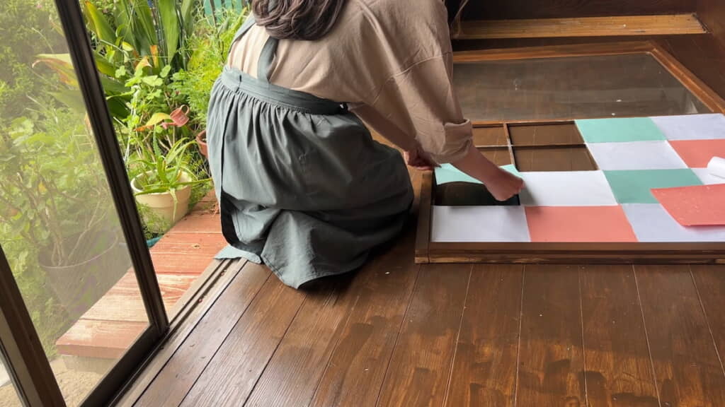 障子に和紙を貼る