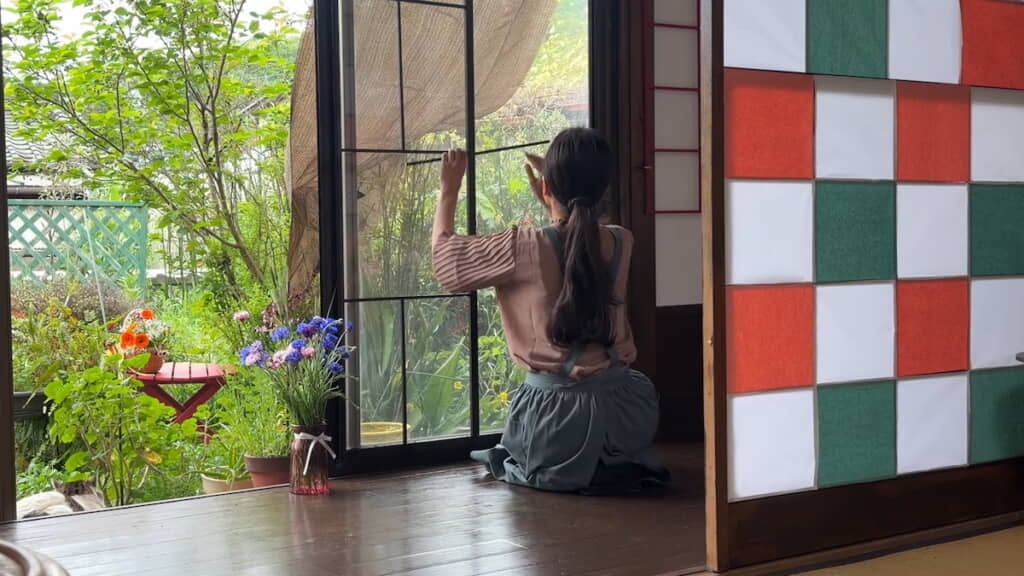 窓ガラスに枠を貼り付ける