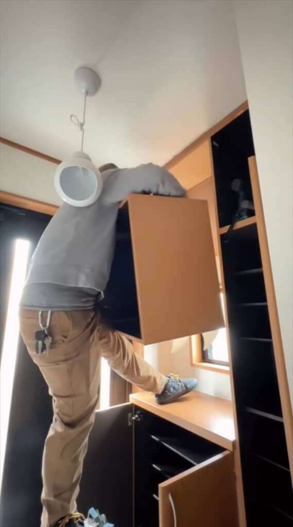 建築士夫婦が築20年の中古住宅の玄関をDIY