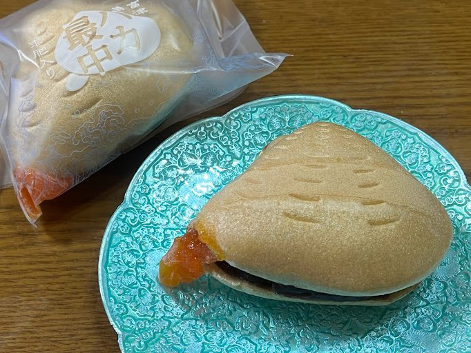 パッケージに大きく書かれた「バカ最中」の文字と最中の見た目が印象的