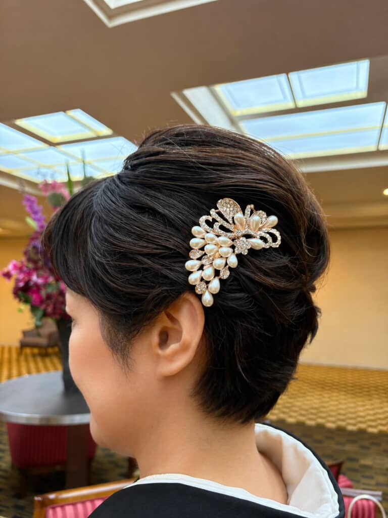 ショートヘアを美しいまとめ髪にセット