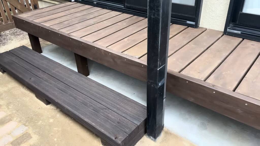 再塗装した踏み台を手前に置いたウッドデッキ