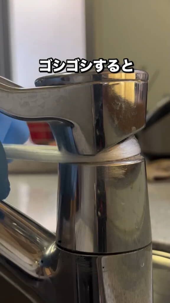 隙間にビニールひもを入れてゴシゴシすると……