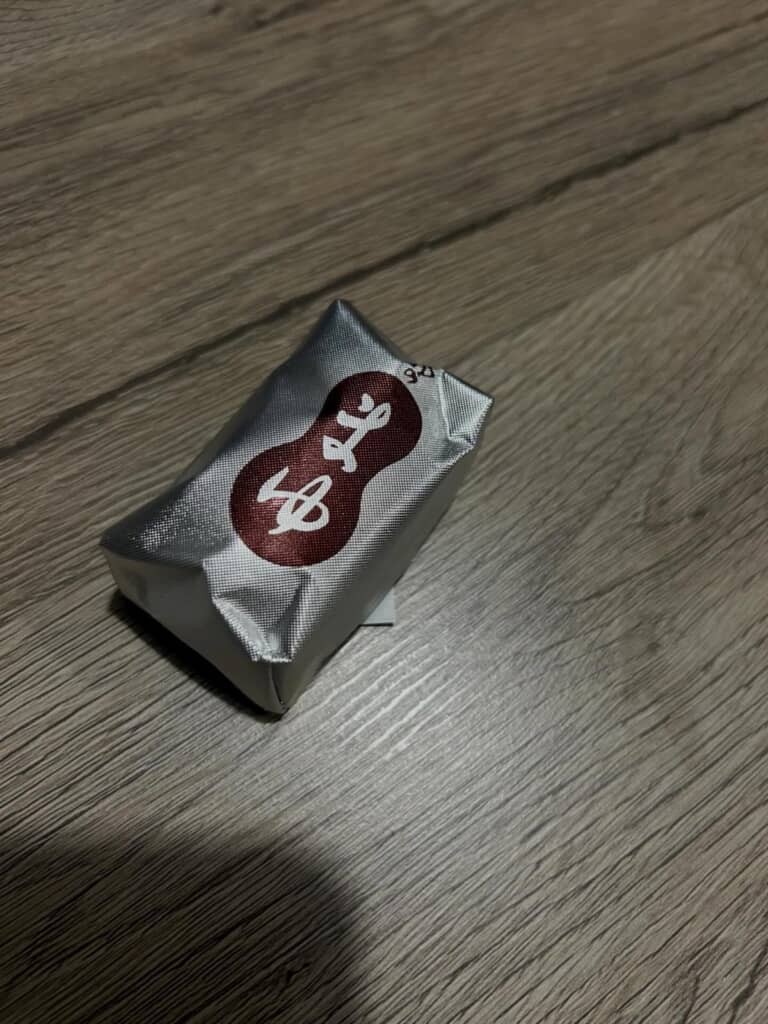 「まゆ」と書かれたお菓子を食べてみた