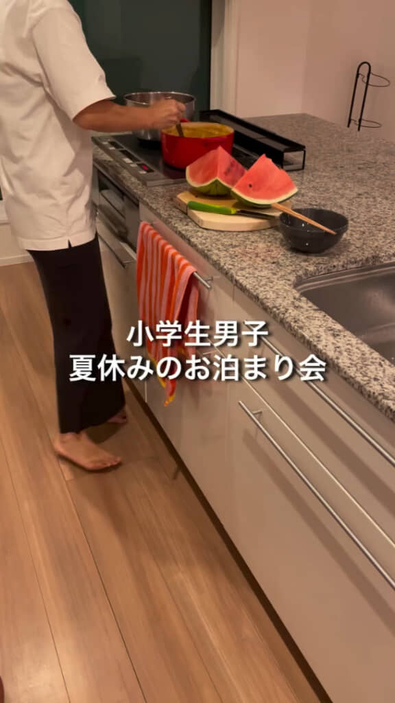 小学生男子のお泊り会のために準備するママさん