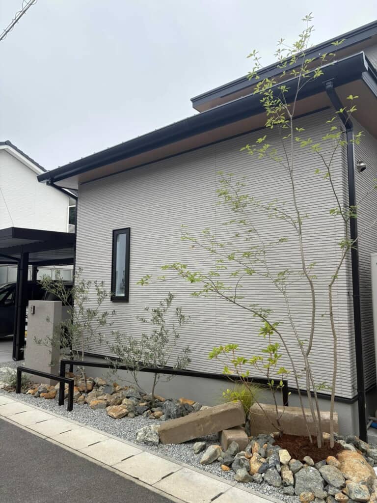 道路に面した門扉にインターホンをつけました
